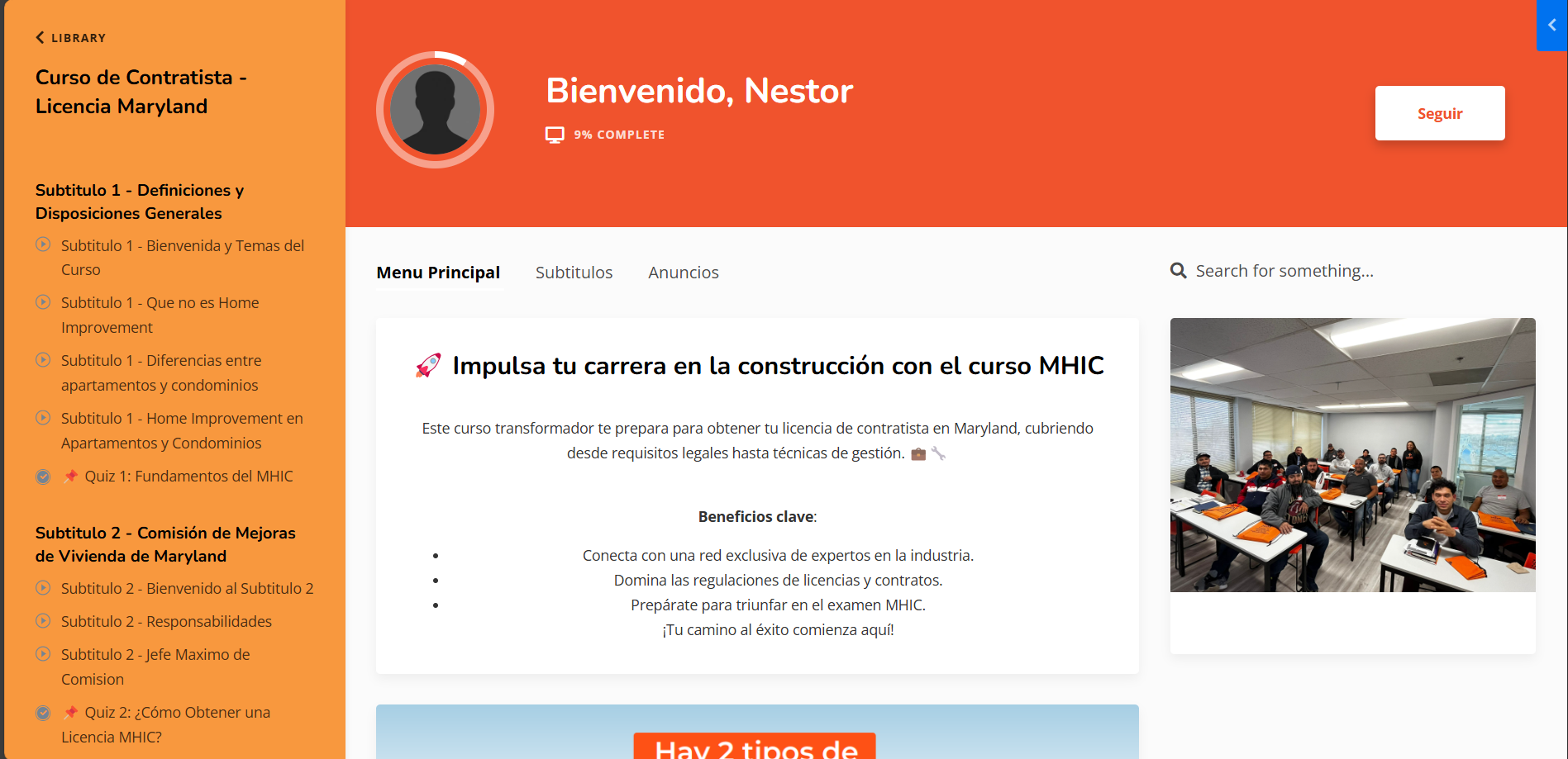 Captura de pantalla de una plataforma de curso en línea para la Licencia de Contratista en Maryland (MHIC). La interfaz tiene un diseño en tonos naranja y blanco, mostrando un mensaje de bienvenida para el usuario, "Bienvenido, Nestor". En el menú lateral izquierdo se encuentran los módulos del curso y subtítulos relacionados con normativas de mejoras en el hogar y responsabilidades de los contratistas. En el centro, una sección titulada "Impulsa tu carrera en la construcción con el curso MHIC" destaca los beneficios clave del curso. A la derecha, hay una imagen de un aula con estudiantes tomando notas, reforzando el enfoque educativo del programa.)