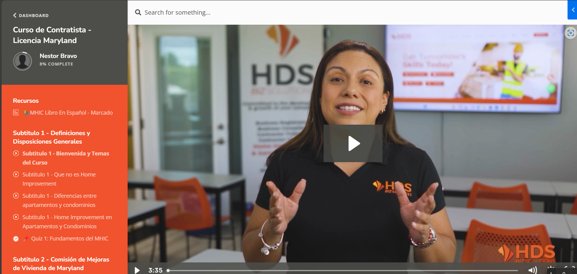 Screenshot of an online contractor course for obtaining the Maryland license. An instructor from HDS Biz Solutions explains the content in a video, while the learning platform displays the syllabus and student progress. In the background, there is a classroom with orange chairs and an HDS corporate banner
