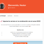 Captura de pantalla de una plataforma de curso en línea para la Licencia de Contratista en Maryland (MHIC). La interfaz tiene un diseño en tonos naranja y blanco, mostrando un mensaje de bienvenida para el usuario, "Bienvenido, Nestor". En el menú lateral izquierdo se encuentran los módulos del curso y subtítulos relacionados con normativas de mejoras en el hogar y responsabilidades de los contratistas. En el centro, una sección titulada "Impulsa tu carrera en la construcción con el curso MHIC" destaca los beneficios clave del curso. A la derecha, hay una imagen de un aula con estudiantes tomando notas, reforzando el enfoque educativo del programa.)