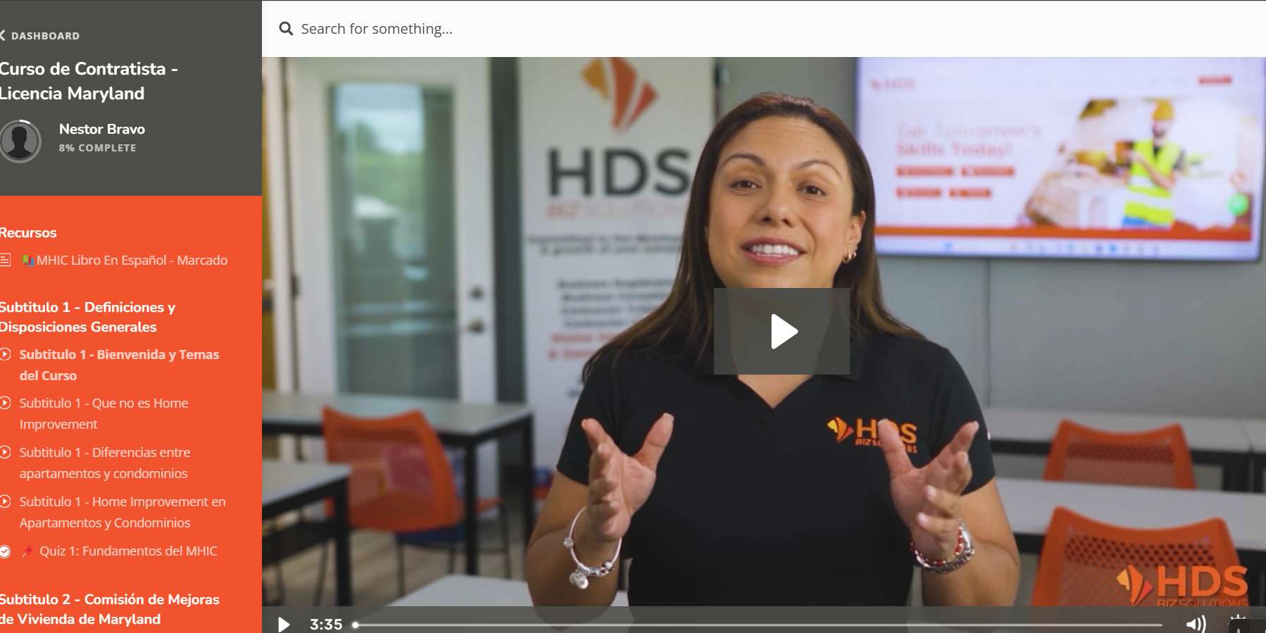 Screenshot of an online contractor course for obtaining the Maryland license. An instructor from HDS Biz Solutions explains the content in a video, while the learning platform displays the syllabus and student progress. In the background, there is a classroom with orange chairs and an HDS corporate banner