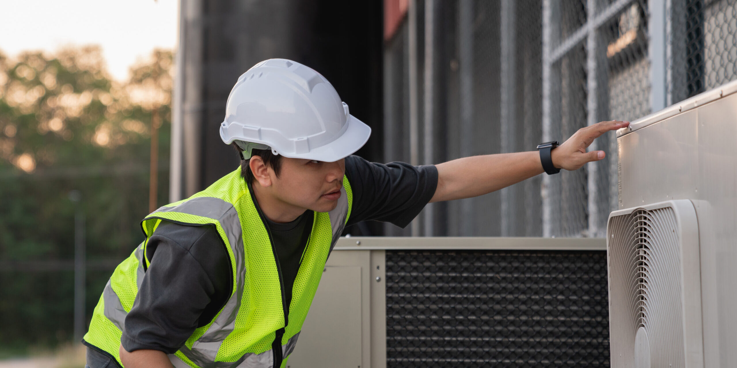 Hombre en casco de seguridad lubricando la tubería de agua para reducir la fricción y proporcionar una lubricación duradera. Hombre plomero en mono de trabajo instalando sistema de agua en el apartamento. Concepto de obras de fontanería